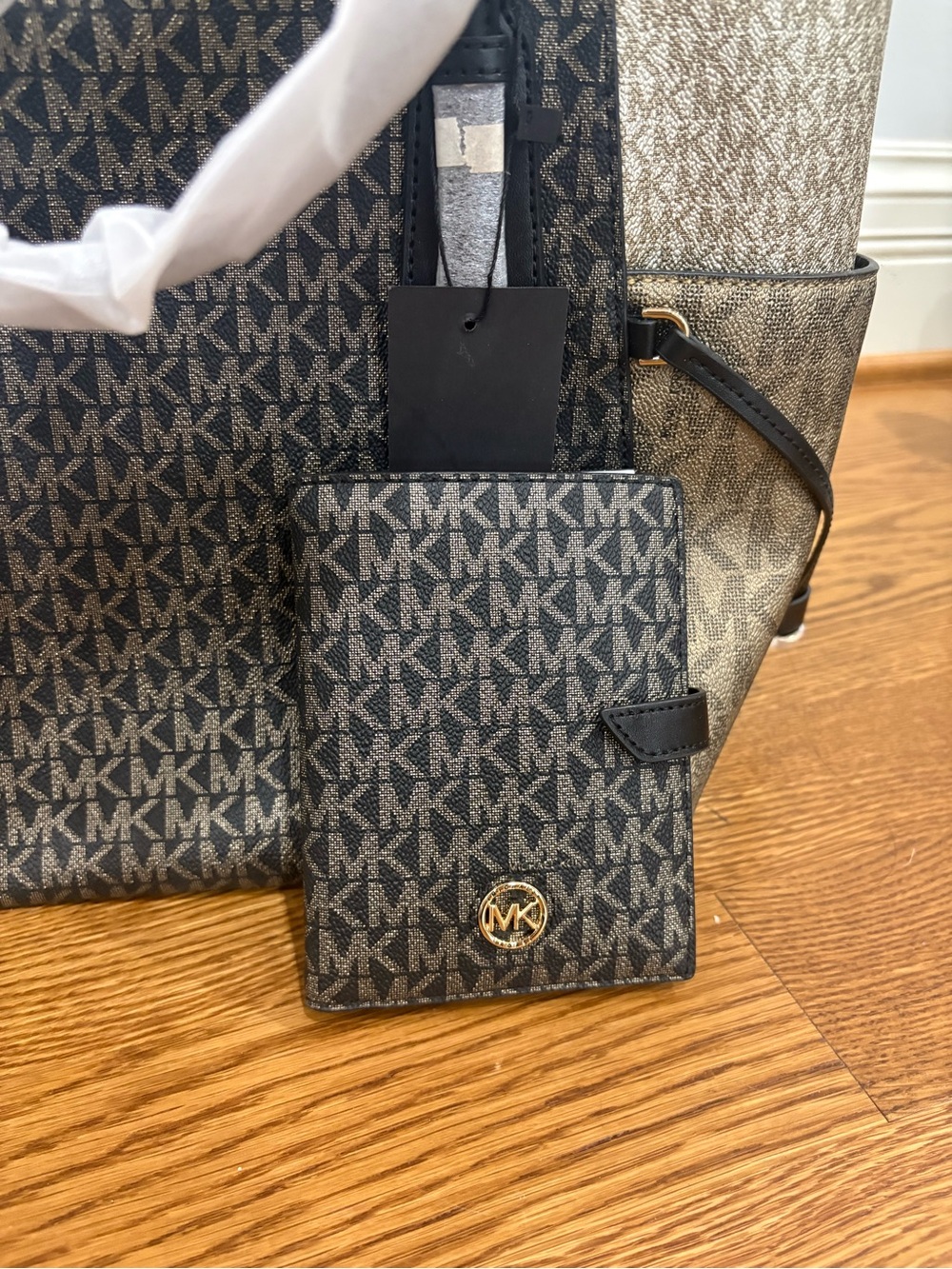 Michael Kors Voyager Large Signature Tote Bag WITH Matching Wallet - Picture 9 of 10